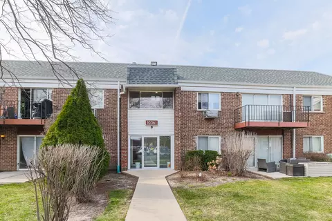 10361 Dearlove Rd #2A, Glenview, IL 60025
