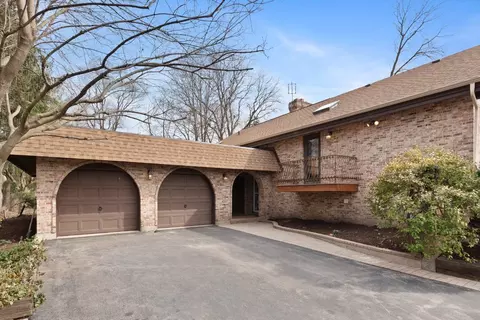 Exterior - 6633 Bentley Ave, Willowbrook, IL 60527 photo 3 of 9