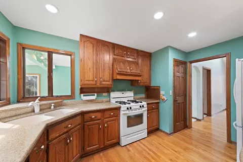 Kitchen - 6633 Bentley Ave, Willowbrook, IL 60527 photo 2 of 3
