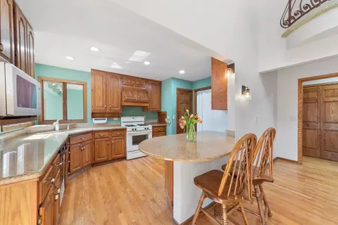 Kitchen - 6633 Bentley Ave, Willowbrook, IL 60527 photo 3 of 3