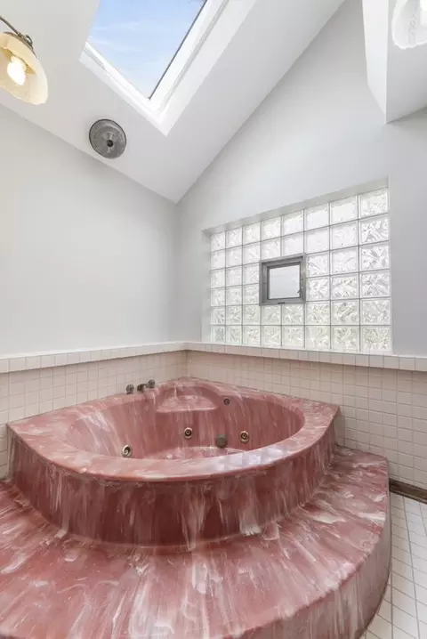 Bath - 6633 Bentley Ave, Willowbrook, IL 60527 photo 4 of 5
