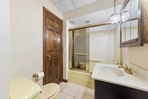 Bath - 6633 Bentley Ave, Willowbrook, IL 60527 photo 5 of 5