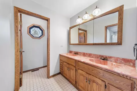 Bath - 6633 Bentley Ave, Willowbrook, IL 60527 photo 2 of 5