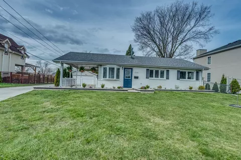 Exterior - 220 W Thacker St, Hoffman Estates, IL 60169 photo 3 of 11