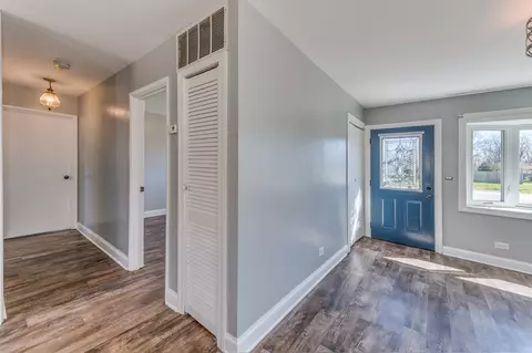 Entry Way - 220 W Thacker St, Hoffman Estates, IL 60169 photo 1 of 1