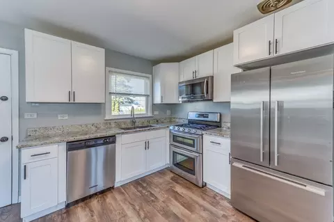 Kitchen - 220 W Thacker St, Hoffman Estates, IL 60169 photo 2 of 3