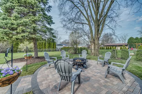 Exterior - 220 W Thacker St, Hoffman Estates, IL 60169 photo 9 of 11