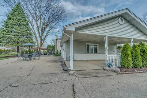 Exterior - 220 W Thacker St, Hoffman Estates, IL 60169 photo 4 of 11