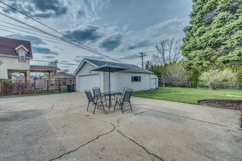 Exterior - 220 W Thacker St, Hoffman Estates, IL 60169 photo 10 of 11
