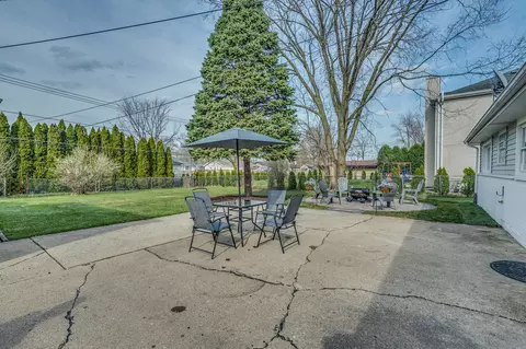 Exterior - 220 W Thacker St, Hoffman Estates, IL 60169 photo 6 of 11