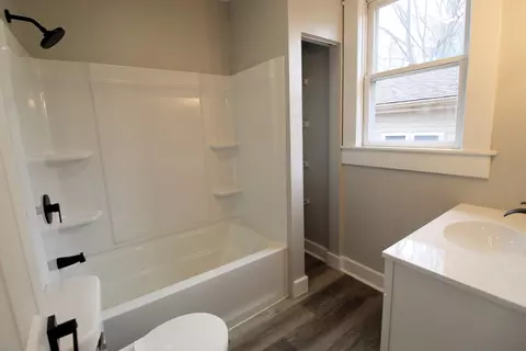 Bath - 705 S Myrtle Ave, Kankakee, IL 60901 photo 1 of 2