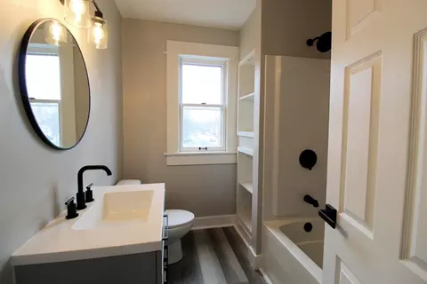 Bath - 705 S Myrtle Ave, Kankakee, IL 60901 photo 2 of 2