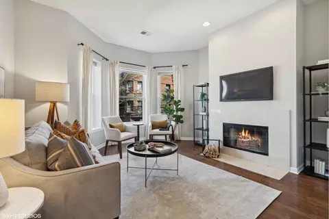 Living - 1015 W Dakin St #2E, Chicago, IL 60613 photo 1 of 2