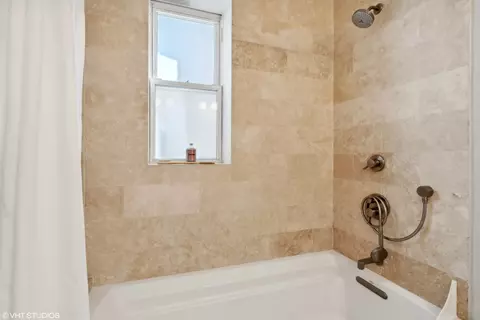 Bath - 1015 W Dakin St #2E, Chicago, IL 60613 photo 2 of 3