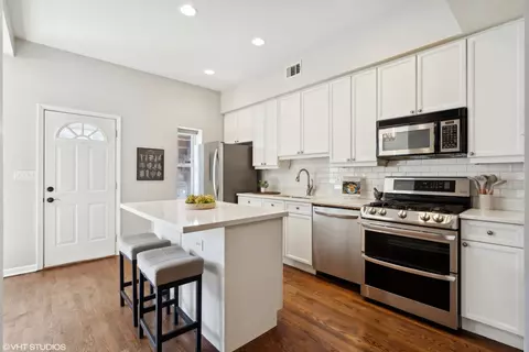 Kitchen - 1015 W Dakin St #2E, Chicago, IL 60613 photo 1 of 2