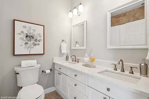 Bath - 1015 W Dakin St #2E, Chicago, IL 60613 photo 1 of 3