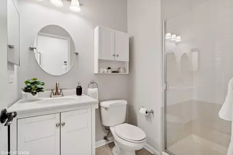 Bath - 1015 W Dakin St #2E, Chicago, IL 60613 photo 3 of 3