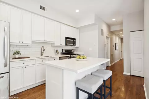 Kitchen - 1015 W Dakin St #2E, Chicago, IL 60613 photo 2 of 2