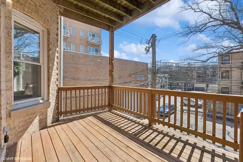 Exterior - 1015 W Dakin St #2E, Chicago, IL 60613 photo 2 of 2