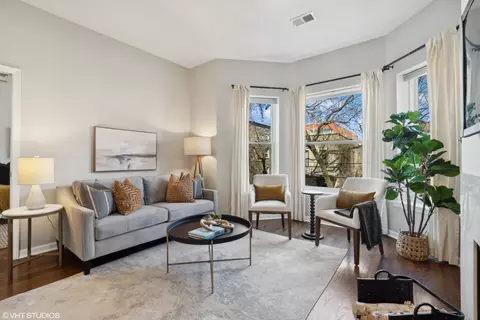 Living - 1015 W Dakin St #2E, Chicago, IL 60613 photo 2 of 2