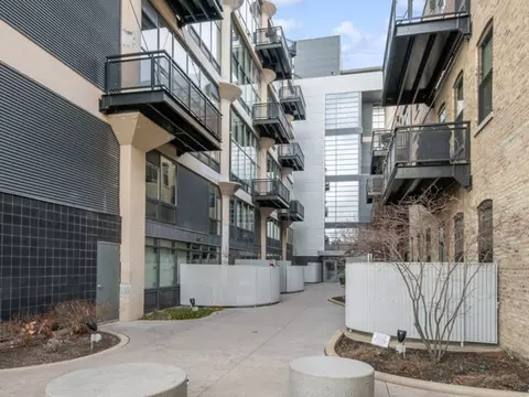 1800 W Grace St #102, Chicago, IL 60613