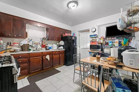 Kitchen - 5805 N Artesian Ave, Chicago, IL 60659 photo 3 of 3