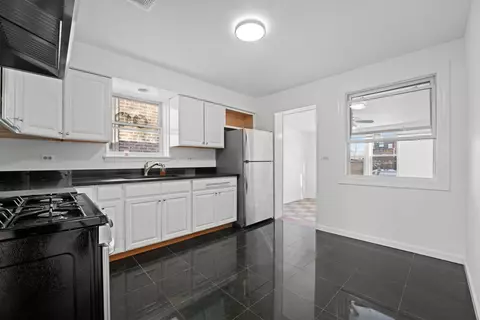 Kitchen - 5805 N Artesian Ave, Chicago, IL 60659 photo 2 of 3