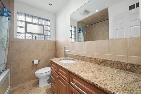 Bath - 5805 N Artesian Ave, Chicago, IL 60659 photo 1 of 3