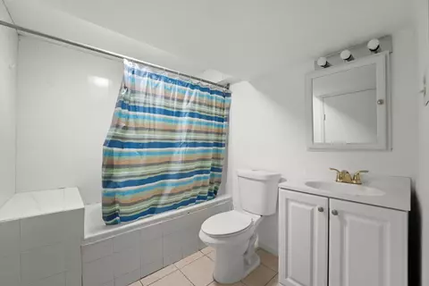 Bath - 5805 N Artesian Ave, Chicago, IL 60659 photo 3 of 3