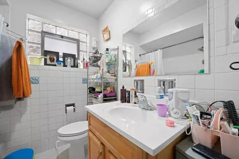 Bath - 5805 N Artesian Ave, Chicago, IL 60659 photo 2 of 3