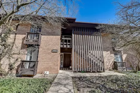 5507 Lakeside Dr #1A, Lisle, IL 60532