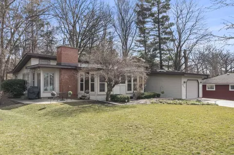 8965 Lake Park Dr, Genoa City, WI 53128