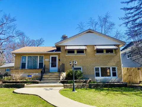 105 S Grant St, Westmont, IL 60559
