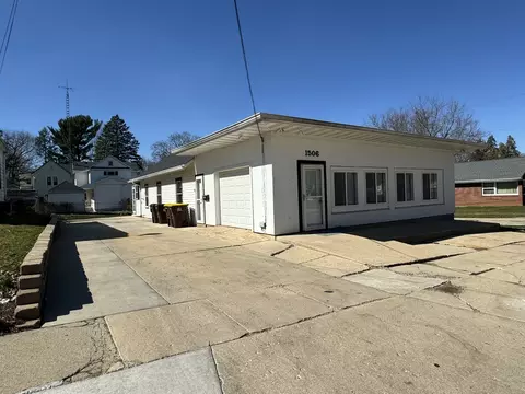 1506 S Oak Ave, Freeport, IL 61032
