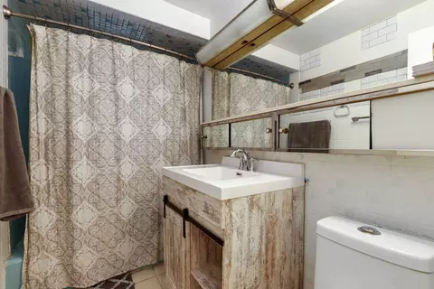 Bath - 7206 W 114th St, Worth, IL 60482 photo 1 of 2