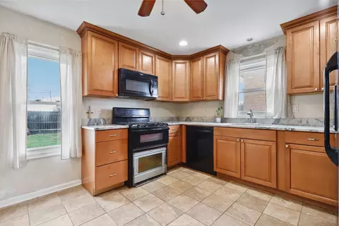 Kitchen - 7206 W 114th St, Worth, IL 60482 photo 1 of 2