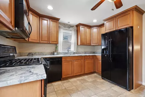 Kitchen - 7206 W 114th St, Worth, IL 60482 photo 2 of 2