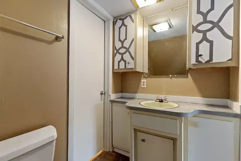 Bath - 7206 W 114th St, Worth, IL 60482 photo 2 of 2