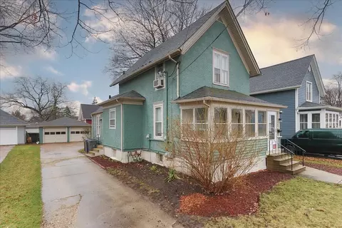 571 Walnut Ave, Elgin, IL 60123 photo 2