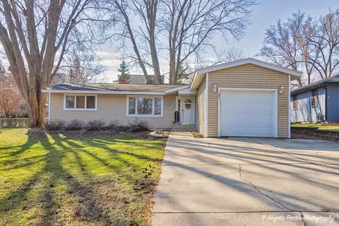 1811 W Oak Leaf Dr, Johnsburg, IL 60051