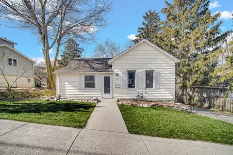 716 Chestnut St, Lemont, IL 60439