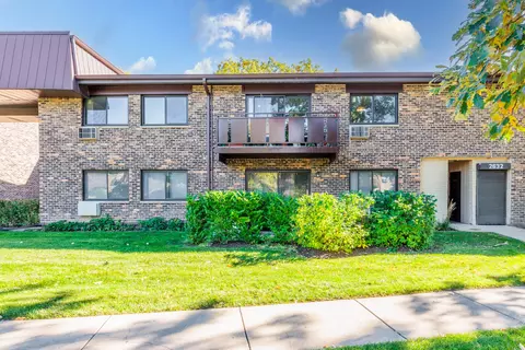 2632 N Windsor Dr #203, Arlington Heights, IL 60004