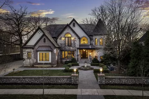 734 Woodlawn Ave, Naperville, IL 60540
