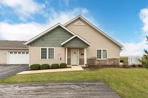 2133 Waterbury Ln W #2133, Sycamore, IL 60178