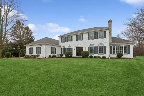 2085 Lexington Rd, Green Oaks, IL 60048