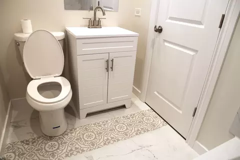 Bath - 10131 S Lowe Ave, Chicago, IL 60628 photo 7 of 7