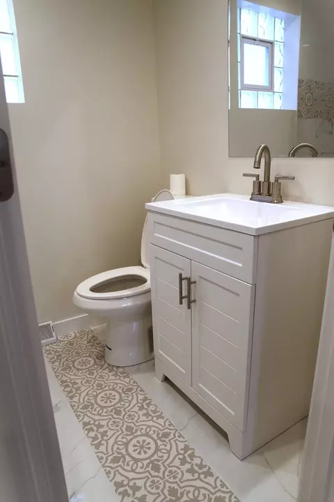 Bath - 10131 S Lowe Ave, Chicago, IL 60628 photo 3 of 7