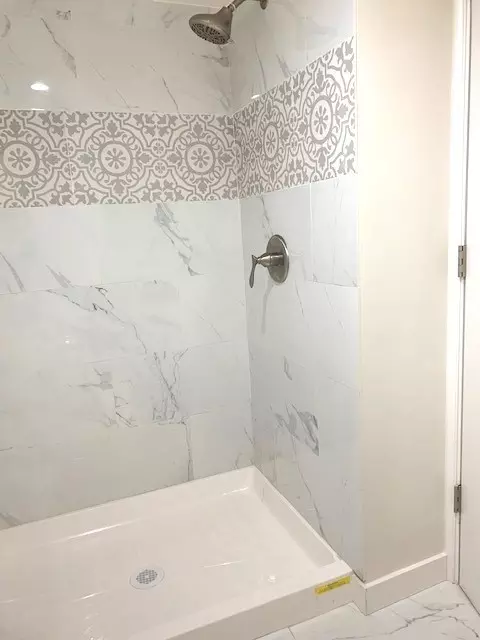 Bath - 10131 S Lowe Ave, Chicago, IL 60628 photo 2 of 7