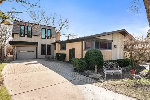 135 Fernwood Dr, Glenview, IL 60025
