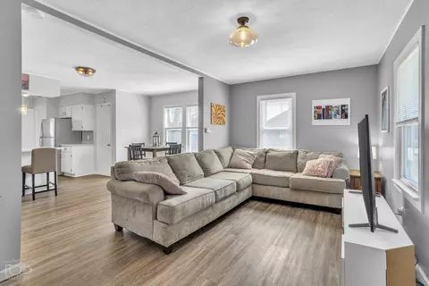 Living - 656 N 10th Ave, Kankakee, IL 60901 photo 1 of 2